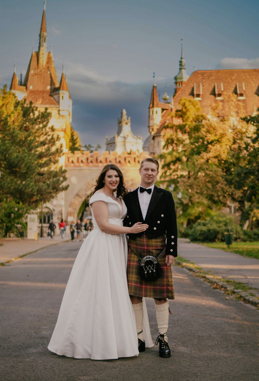 Dress the whole wedding party in one tartan.