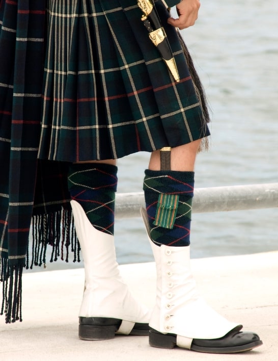 Costume Traditionel Ecossais - 6 Yard Kilt, Veste et Gilet Prince Charlie Costume Traditionel Ecossais - 6 Yard Kilt, Veste et Gilet Prince Charlie